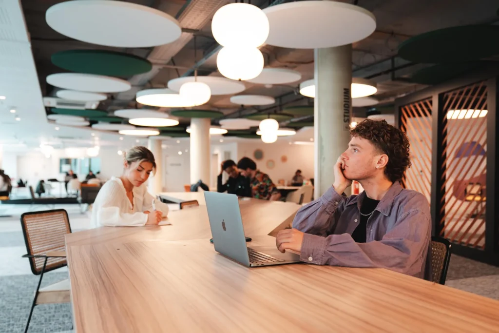 Die Evolution des Coworkings: Wie gemeinschaftliche Arbeitsräume die moderne Arbeitswelt verändern Evolution des Coworkings